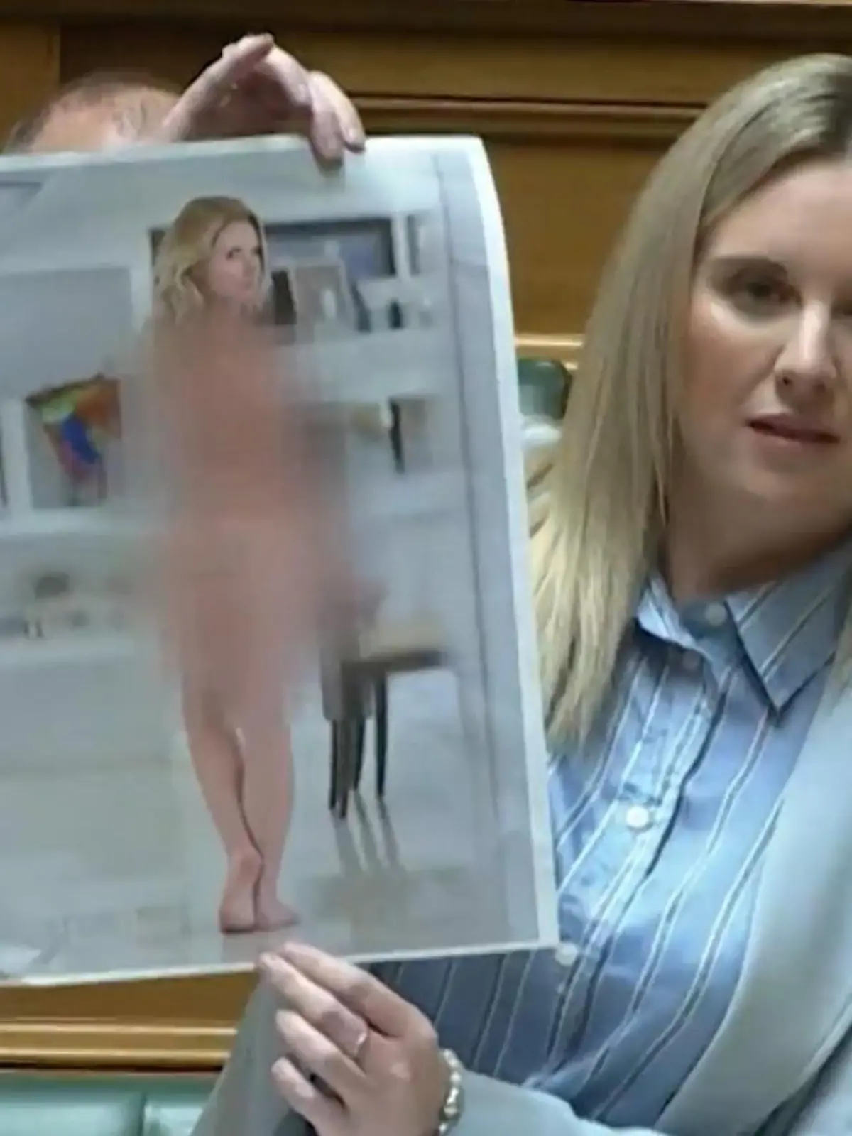 Bild zu: "Fotos sogar selbst gemacht! Politikerin zeigt eigene Nacktbilder im Parlament"