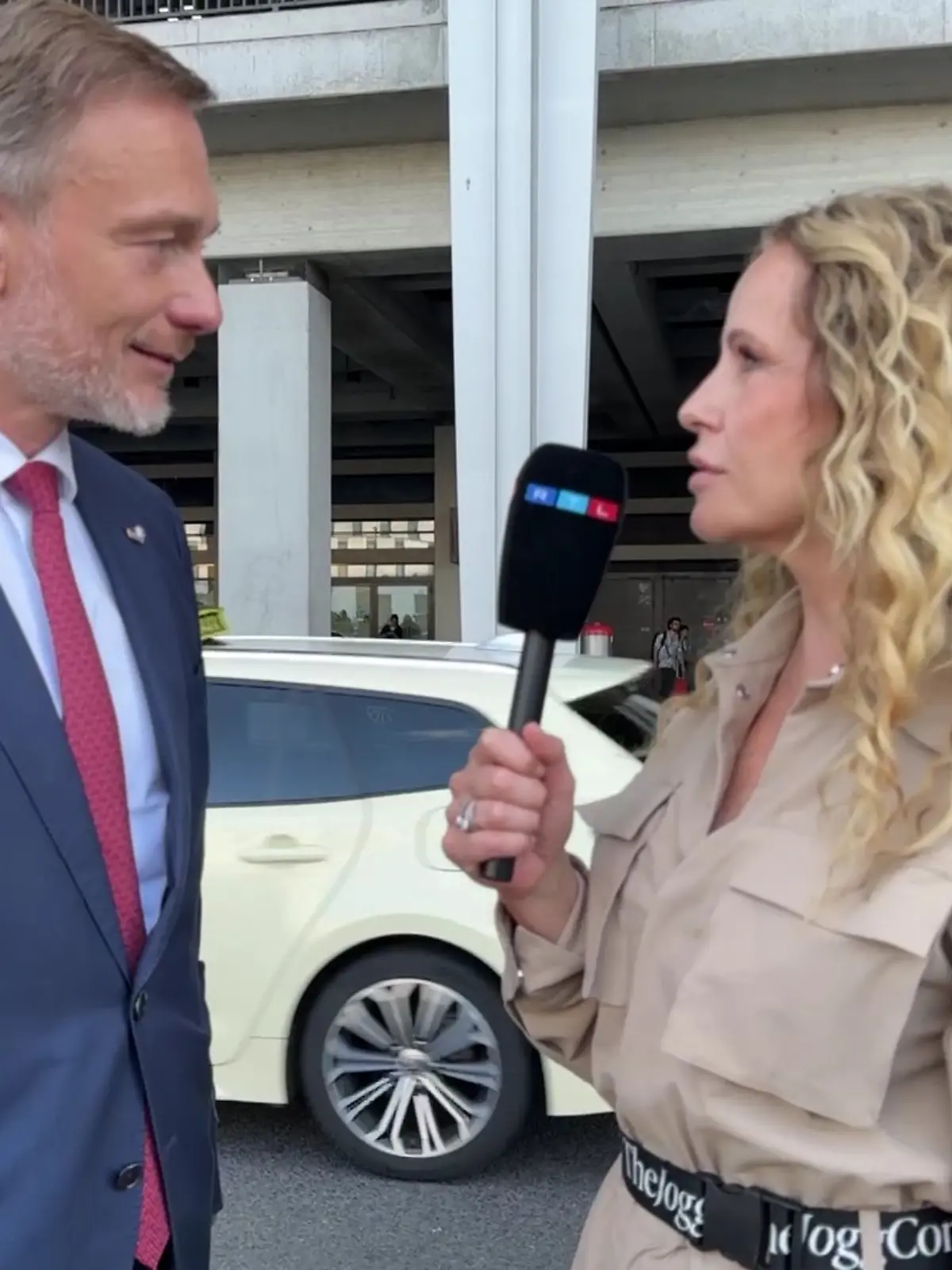 Am Flughafen in Berlin trifft „Punkt12“-Moderatorin Katja Burkhard spontan Christian Lindner. 