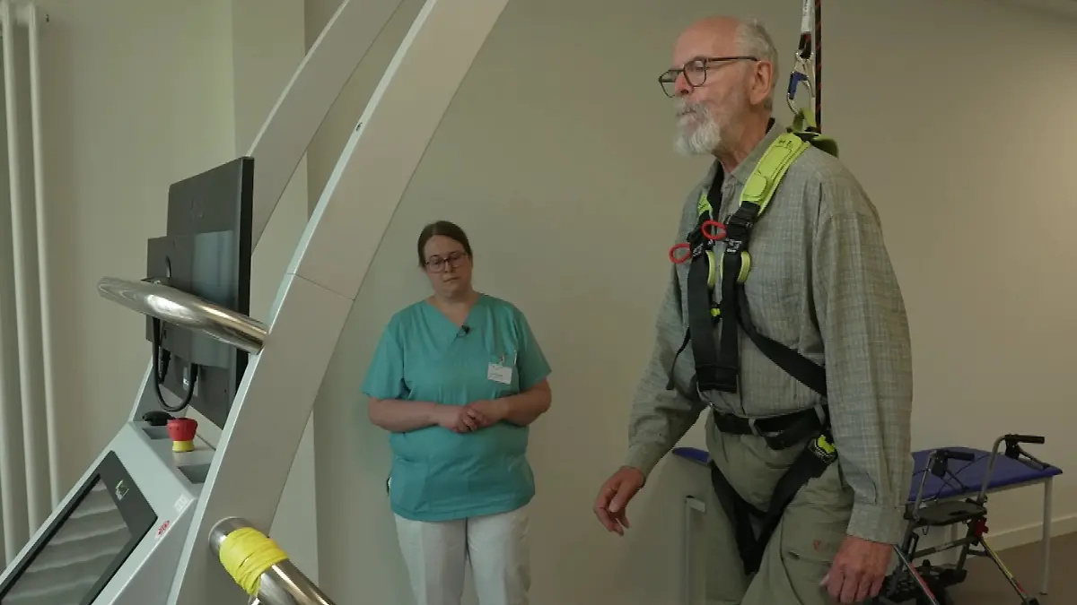 Michael Gebhardt trainiert im Sturzzentrum, damit er trotz Parkinson sicher auf den Beinen bleibt.