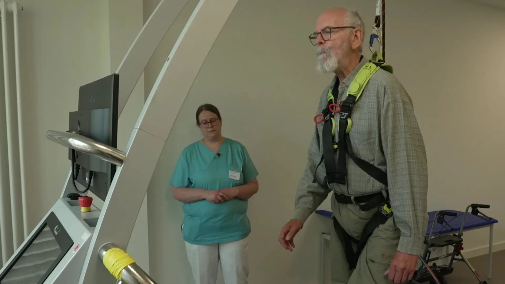 Michael Gebhardt trainiert im Sturzzentrum, damit er trotz Parkinson sicher auf den Beinen bleibt. 