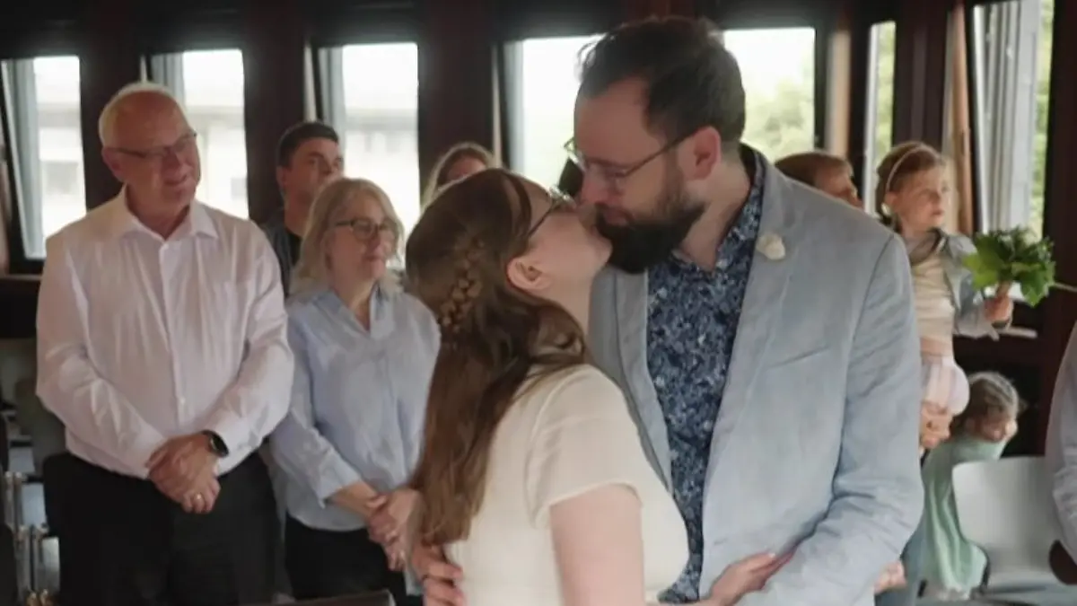 Daria und Max Hübsche besiegeln ihr Eheglück mit einem Kuss