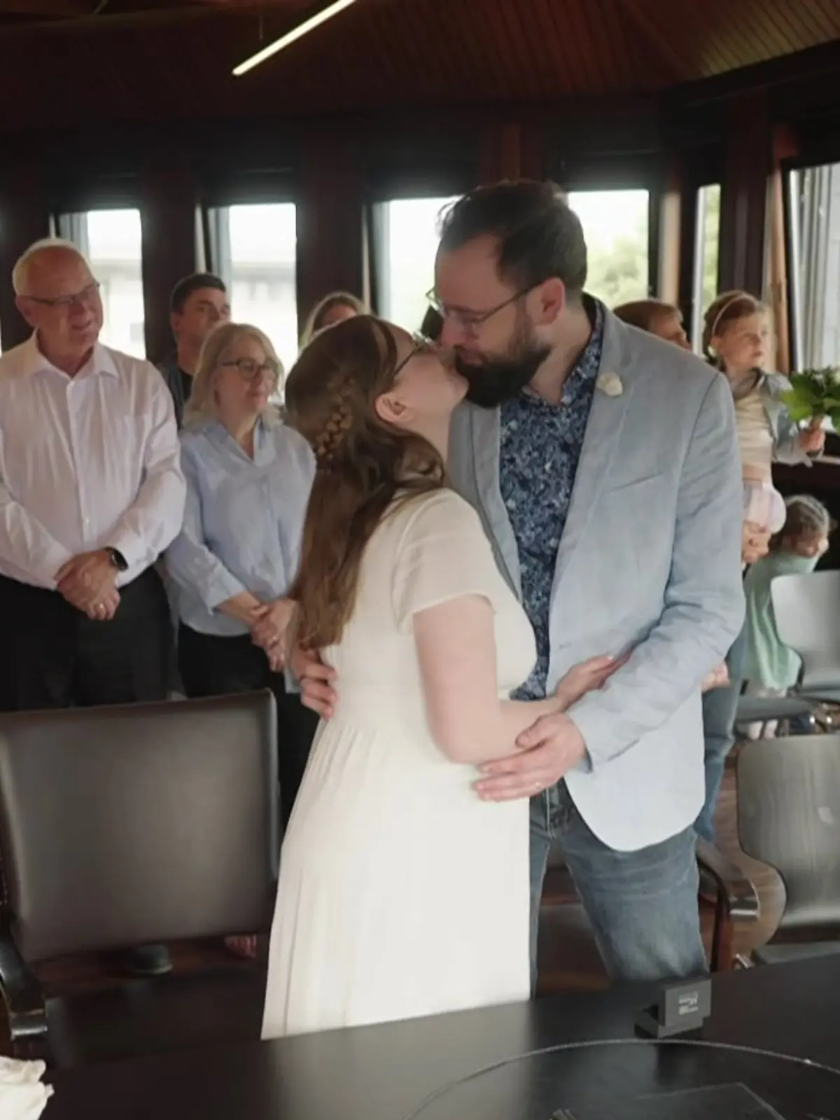 Daria und Max Hübsche besiegeln ihr Eheglück mit einem Kuss