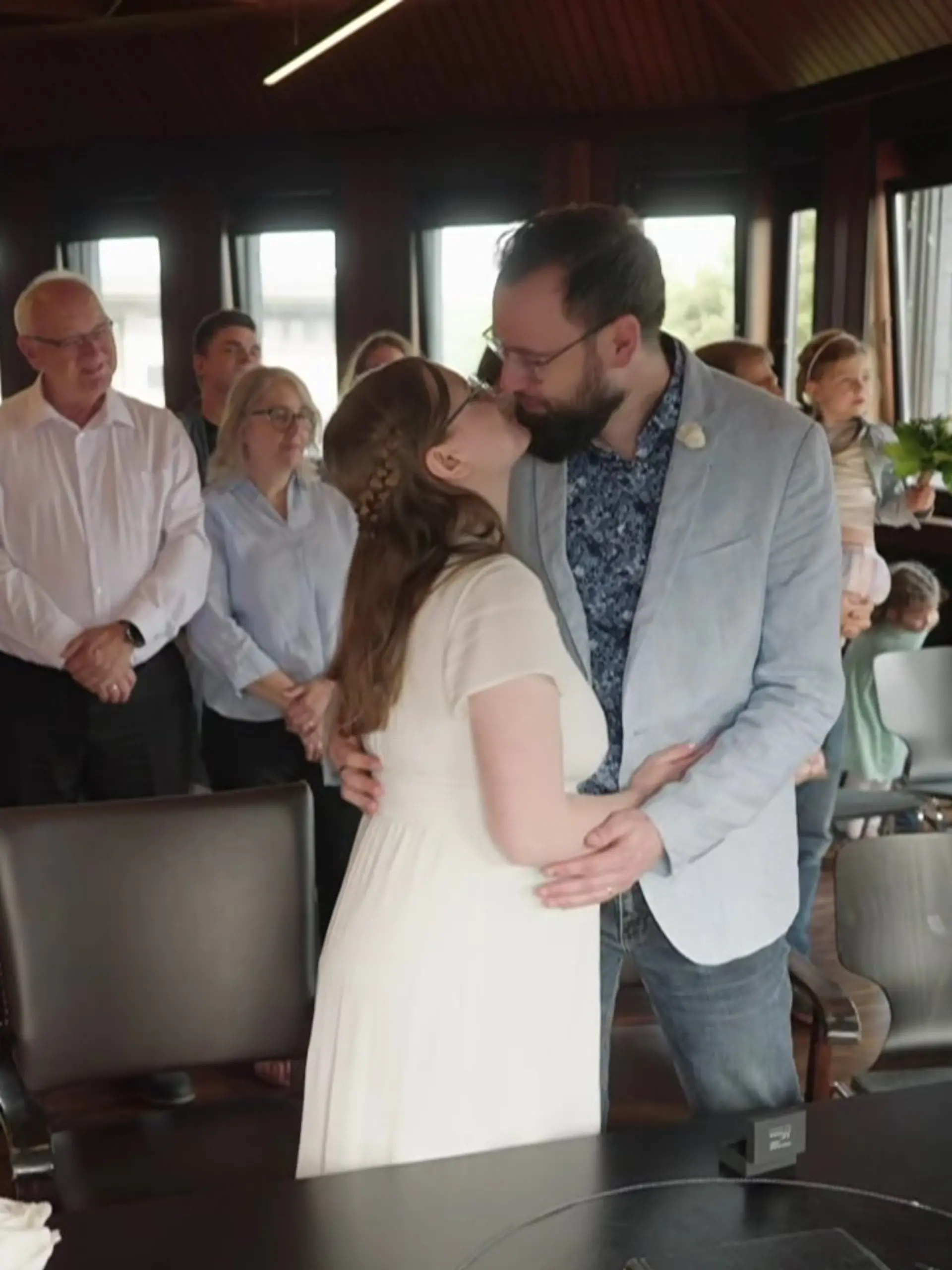 Daria und Max Hübsche besiegeln ihr Eheglück mit einem Kuss