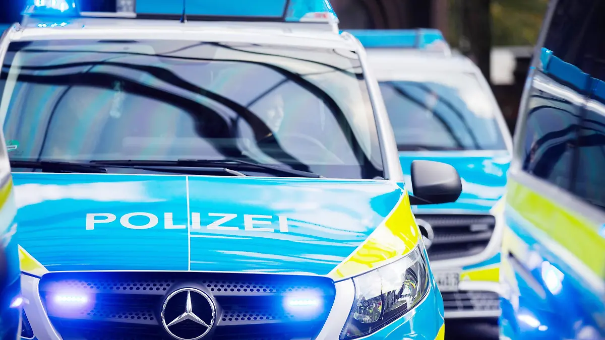 Neben Rettungsdienst und Feuerwehr waren mehrere Streifenwagen im Einsatz. (Symbolfoto)