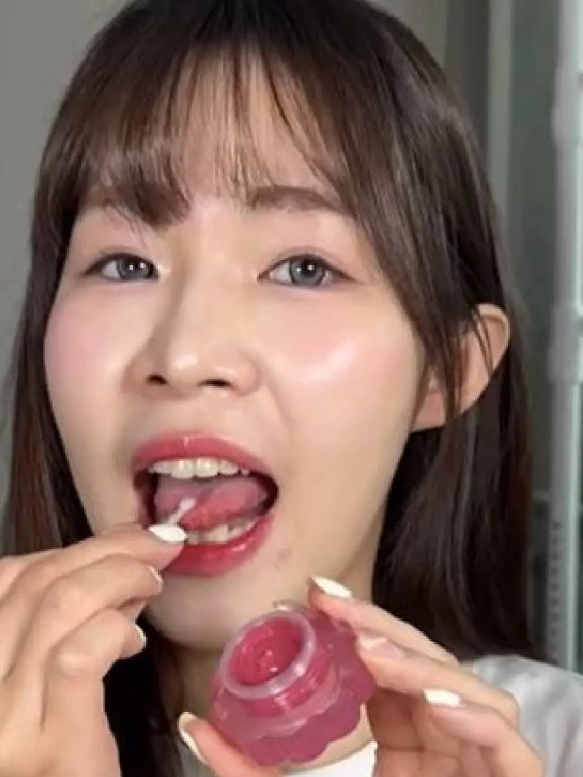 Beauty-Influencerin Guava Shuishui, die für den Verzehr von Kosmetikprodukten bekannt ist, stirbt im Alter von 24 Jahren. 