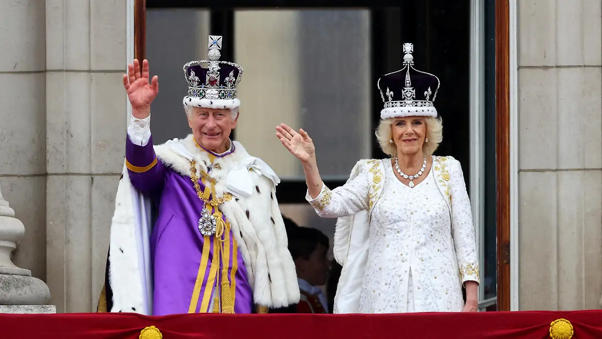 Britain's King Charles and Queen Camilla gesture as they stand on the Buckingham Palace balcony following their coronation ceremony in London, Britain May 6, 2023. REUTERS/Hannah McKay