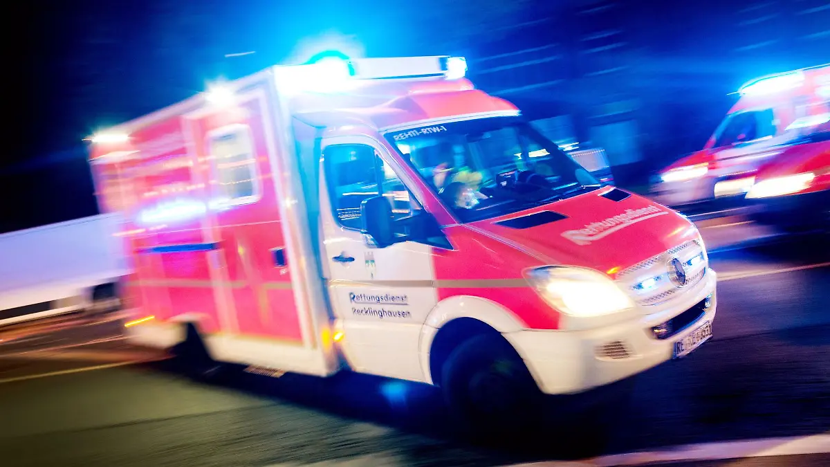 Die Rettungssanitäter konnten nur noch den Tod des Verletzten auf einem Hildesheimer Friedhof feststellen. (Symbolbild)