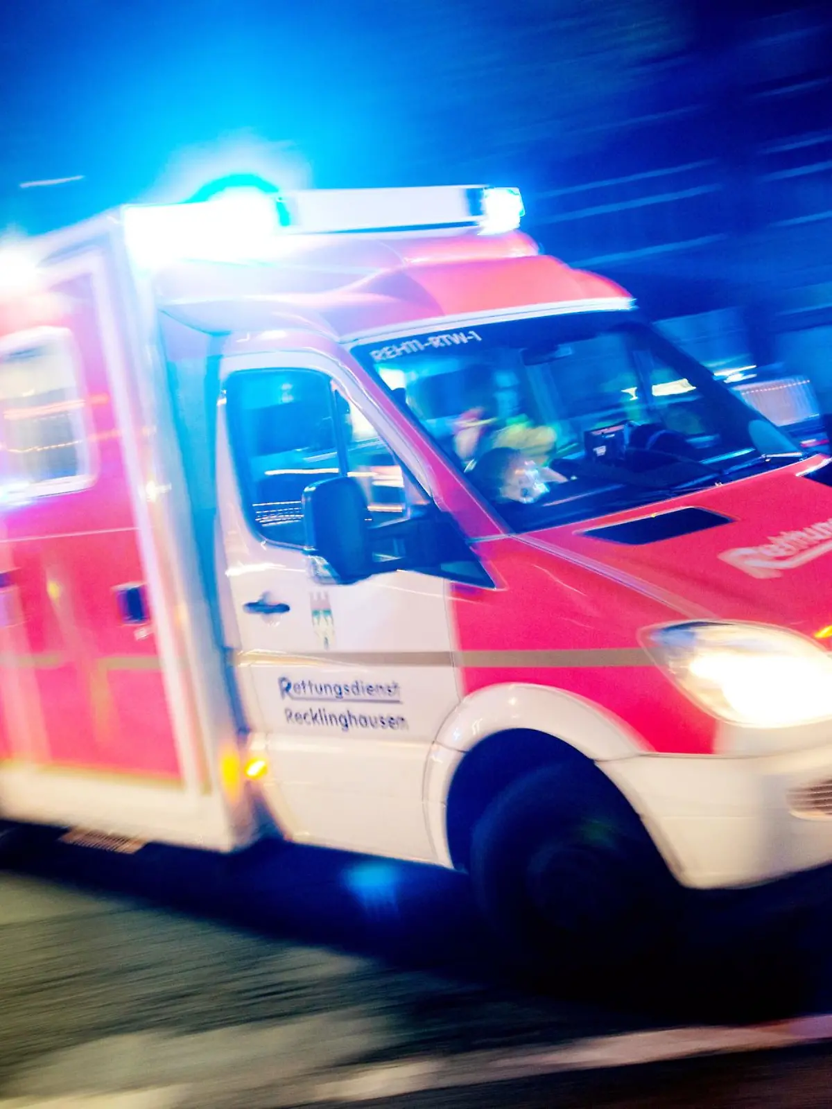 Bild zu: "Lebloser Mann mit Kopfverletzungen auf Friedhof gefunden"