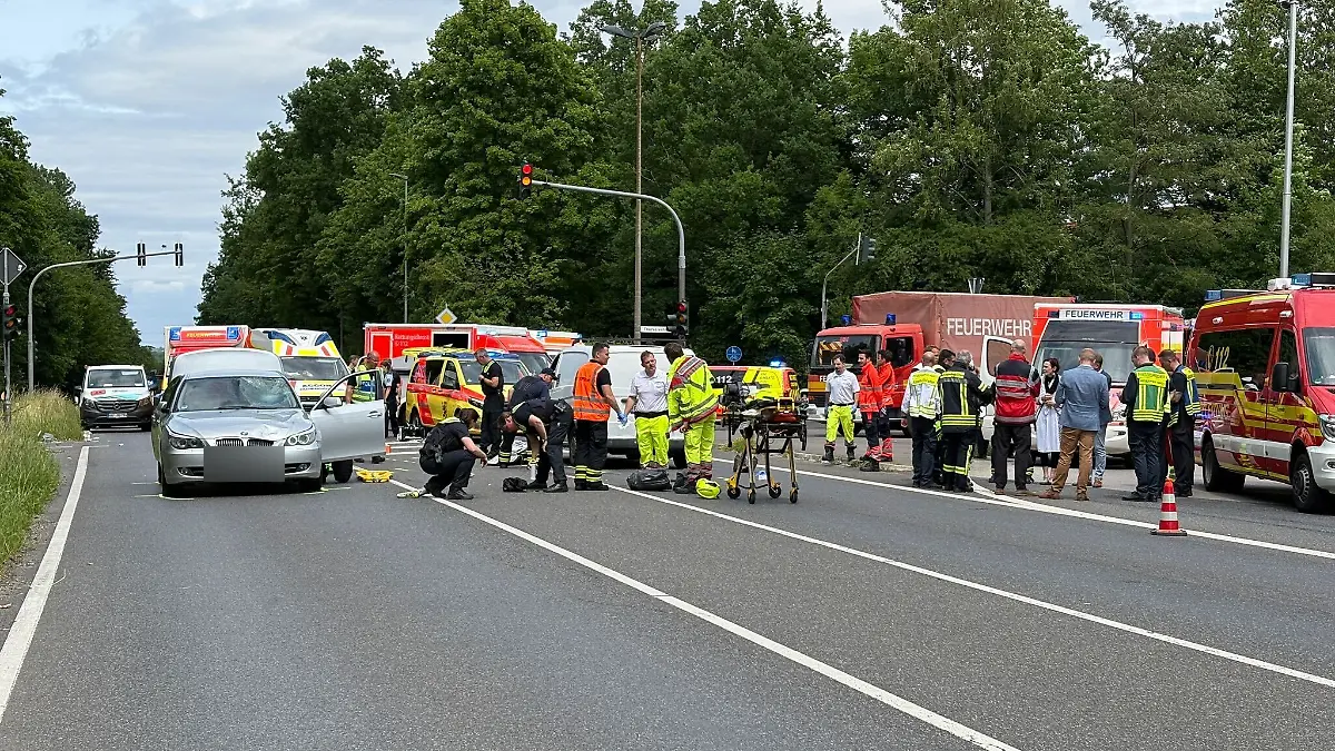 Rettungskräfte an der Unfallstelle in Hürth