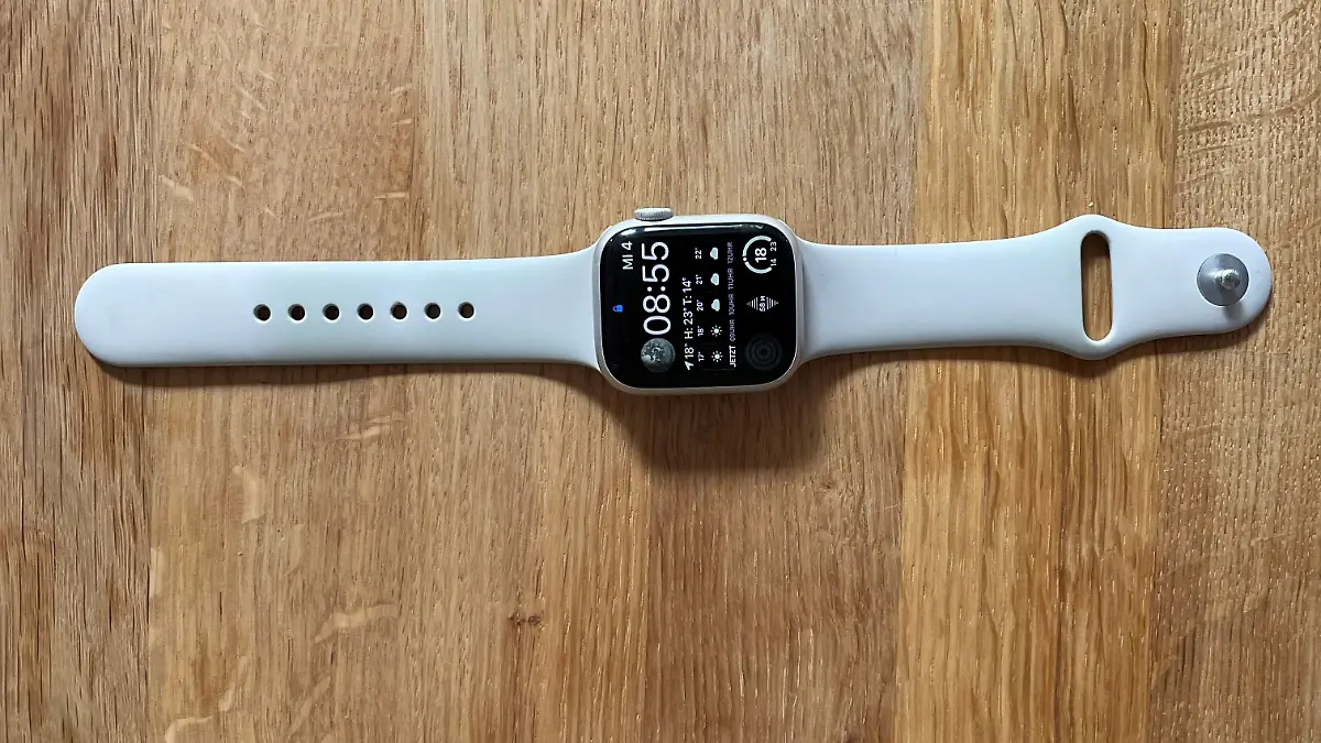 Apple Watch Series 7 auf dem Tisch.