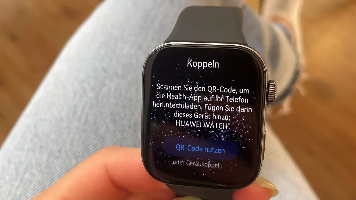 Redakteurin hält Smartwacht in der Hand