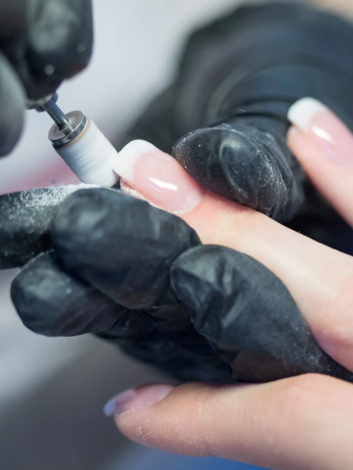 ILLUSTRATION - Eine Kosmetikerin feilt am 18.05.2017 in einem Nagelstudio in Berlin die Gelnaegel einer Kundin in Form (gestellte Szene).