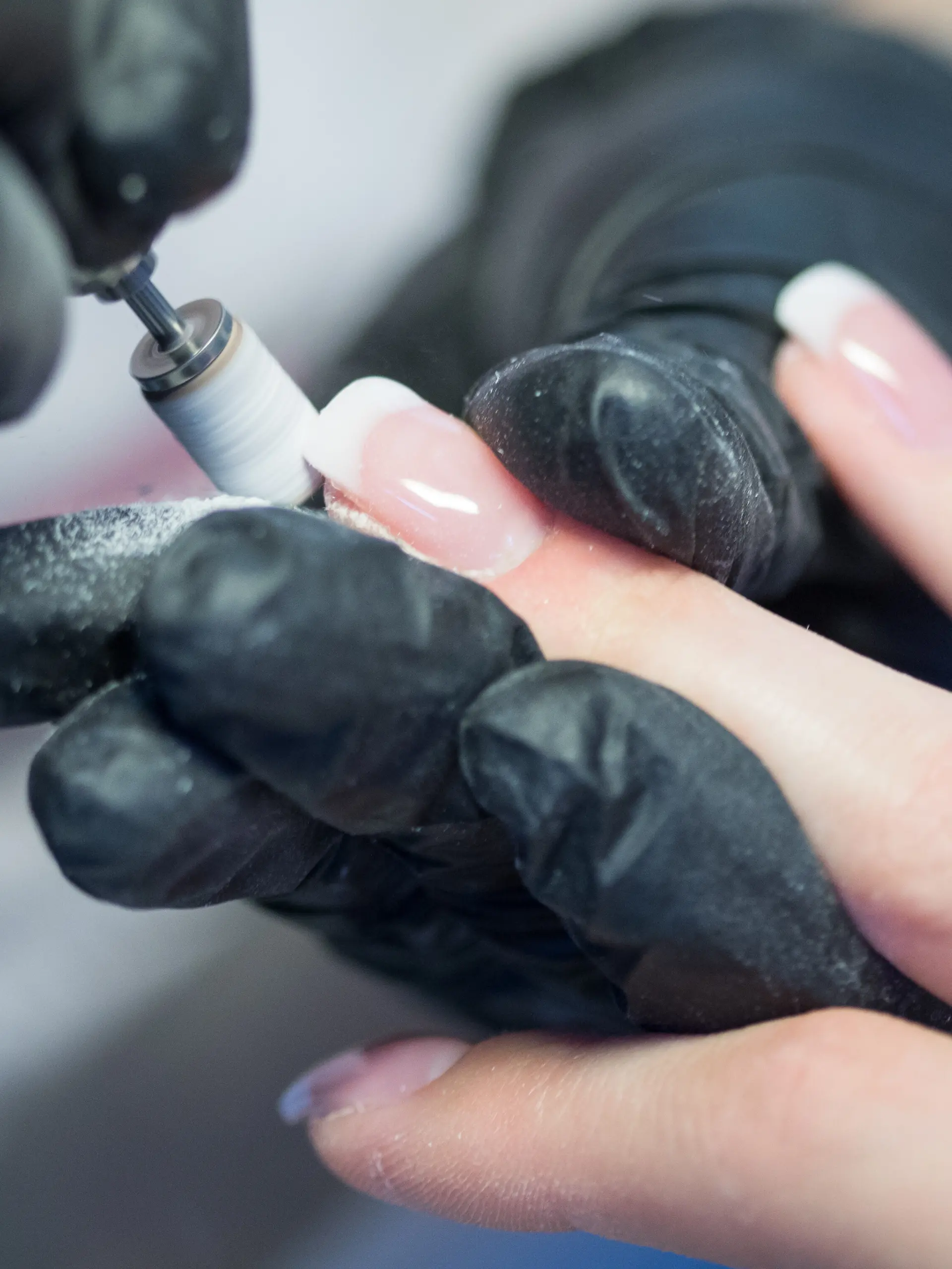 ILLUSTRATION - Eine Kosmetikerin feilt am 18.05.2017 in einem Nagelstudio in Berlin die Gelnaegel einer Kundin in Form (gestellte Szene).