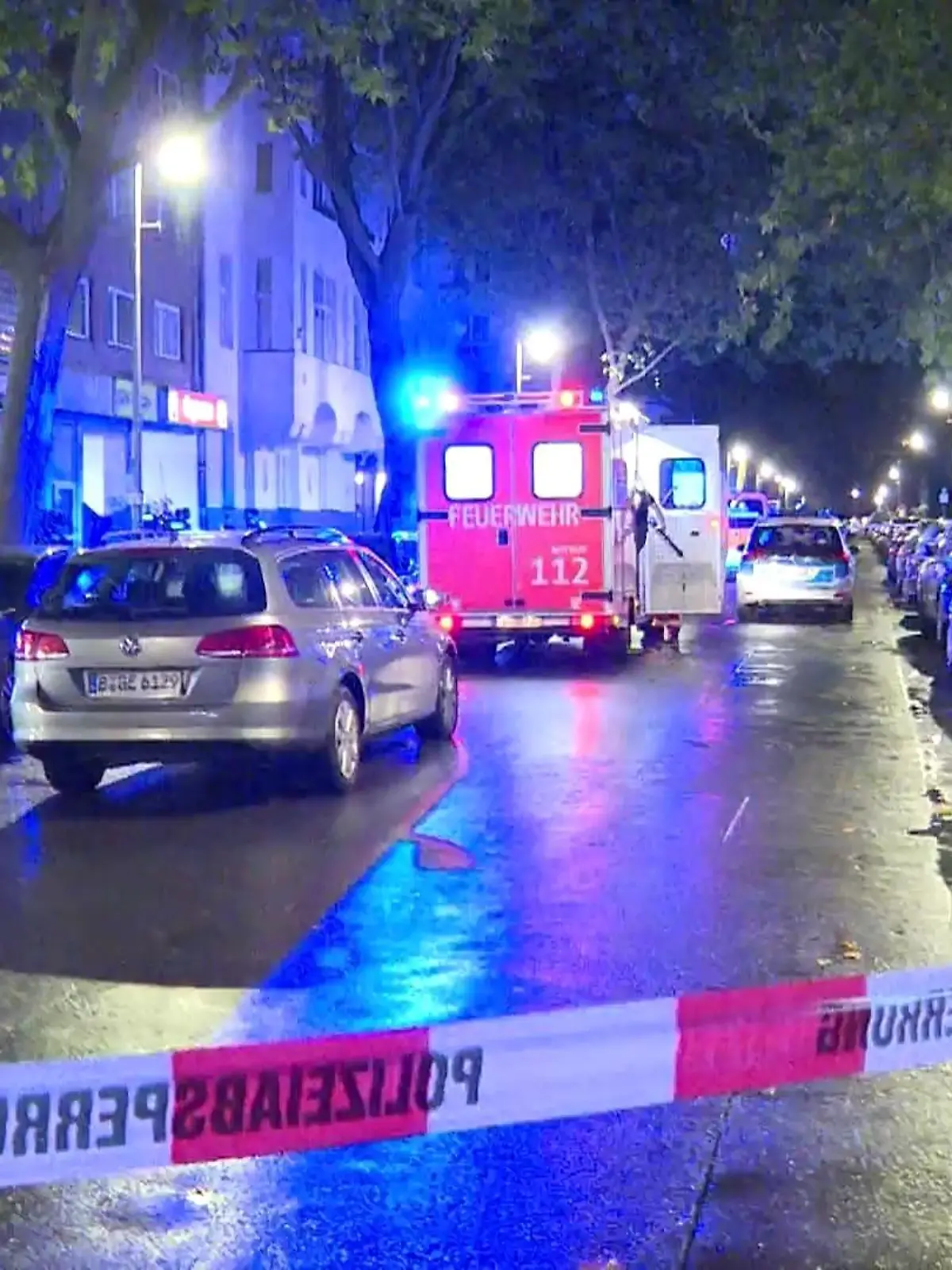 Horror-Fund mitten in der Nacht! In Berlin ist eine Frau offenbar durch ein Gewaltverbrechen ums Leben gekommen. Wie die Polizei am Freitagmorgen (18. August) bestätigt, handelt es sich den ersten Erkenntnissen zufolge um eine 61-Jährige. Die Mordkommission hat die Ermittlungen aufgenommen.