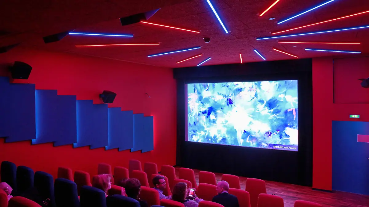 121/ Innenansicht einer der sieben Kinosaele des neuen Kino delphi LUX, Kinoleinwand, Leinwand, Licht, Sessel, Kinosessel, Innenraum, Kinosaal, Saal, Eroeffnung des neuen Kinos delphi LUX, Kino Delphi und neues Kino delphi LUX, 06.09.2017, Yorck Kinogruppe, Berlin, Kino, Eroeffnung, Lichtspielhaus, Gast, Gaeste Berlin Deutschland, Germany *** 121 Interior view of one of the seven cinemas of the new cinema delphi LUX, cinema screen, screen, light, armchairs, cinema chairs, interior, cinema hall, hall, opening of the new cinema delphi LUX, cinema Delphi and new cinema delphi LUX, 06 09 2017, Yorck Kinogruppe, Berlin, cinema, opening, cinema, guest, guests Berlin Germany, Germany Copyright: xPOP-EYE/ChristinaxKratschx 10080349delphiLUX0007