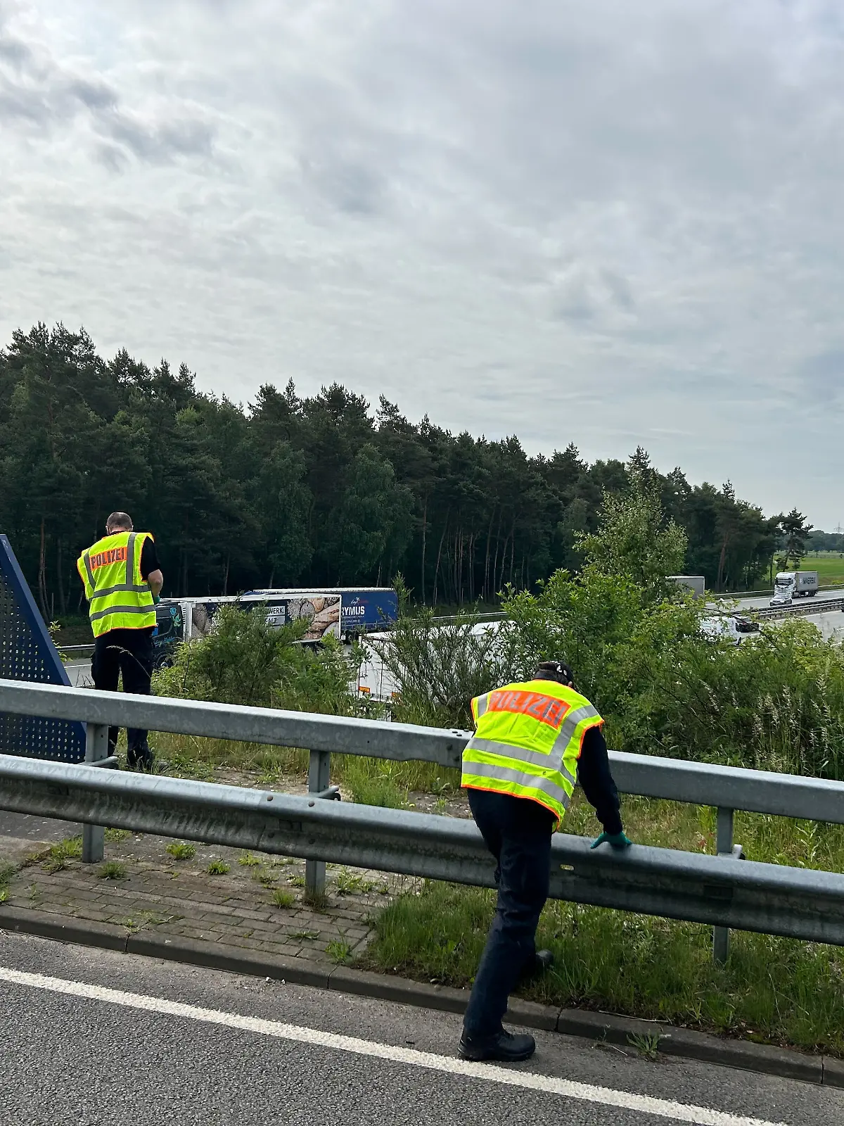 Die Spurensicherung ermittelt an der Autobahn-Brücke