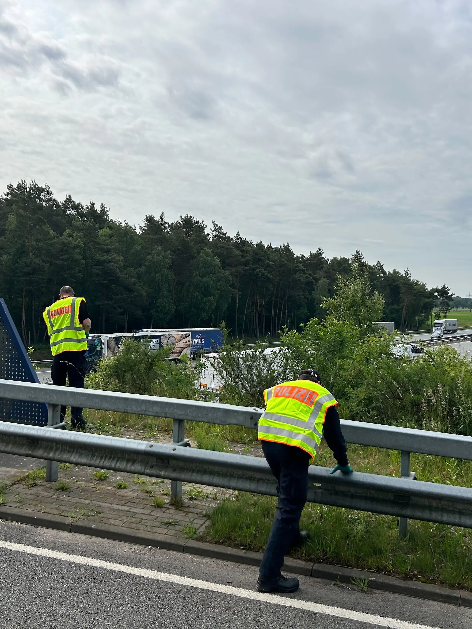 Die Spurensicherung ermittelt an der Autobahn-Brücke