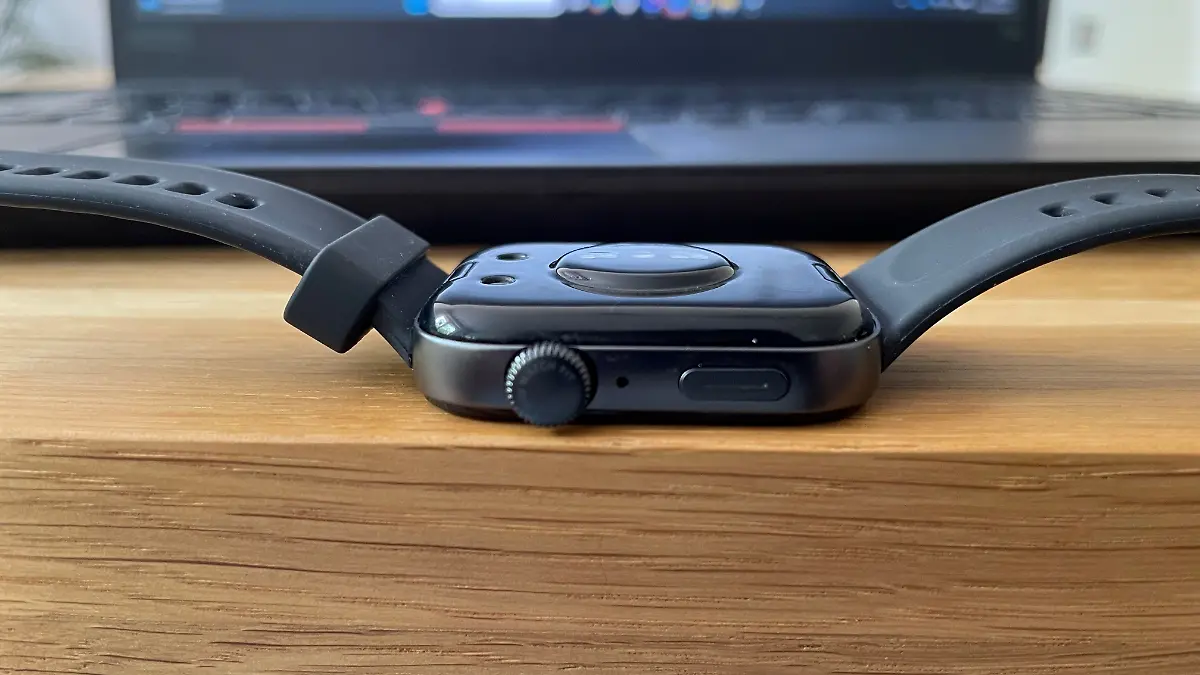 Smartwatch hat zwei Knöpfe an der Seite mit der sie sich bedienen lässt.
