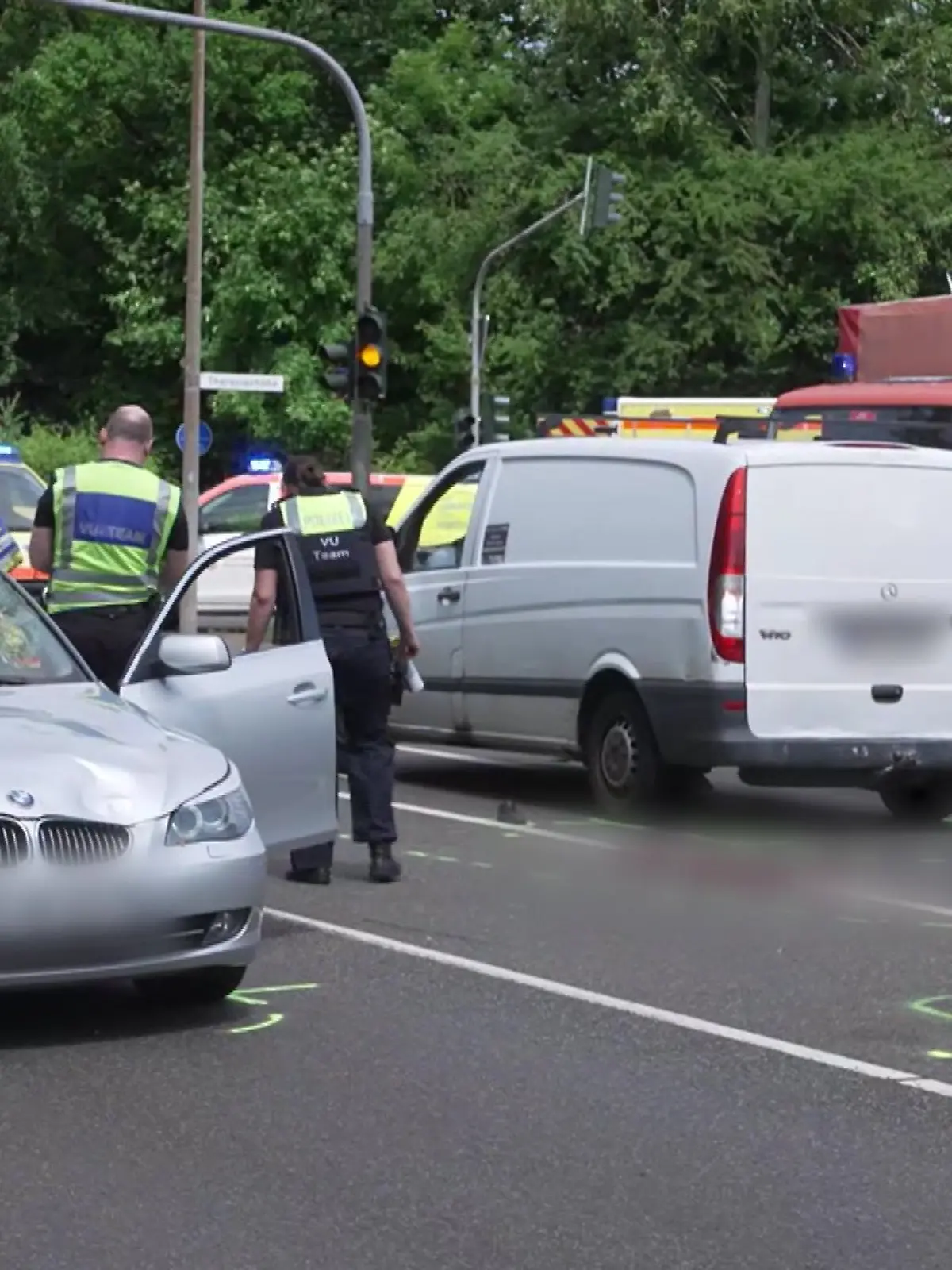 Bild zu: "Auto rast in Menschengruppe – Schüler schwerstverletzt"
