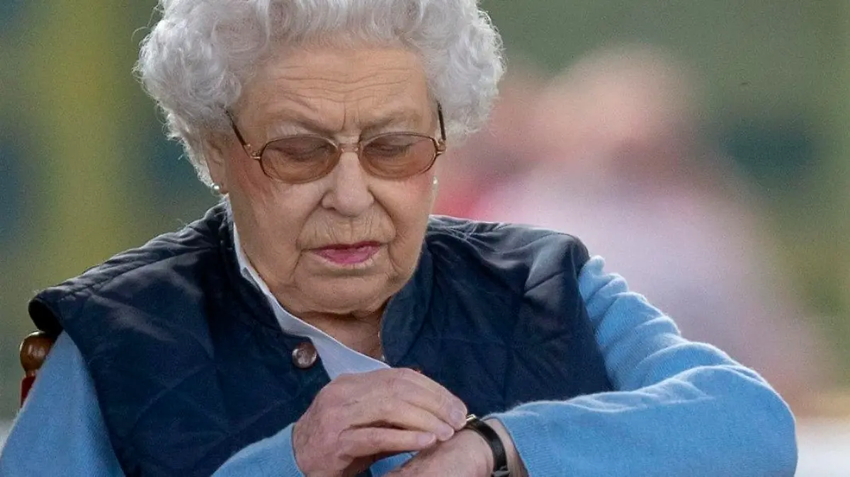 ARCHIV - 09.05.2018, Großbritannien, Windsor: Die britische Königin Elizabeth II. verfolgt eines ihrer Pferde bei der Pferdeschau «Royal Windsor Horse Show» am Schloss Windsor und schaut auf ihre Armbanduhr. «We shall meet again» - Wir werden uns wiedersehen. Das hatte die Queen in einer Rede zur Corona-Krise gesagt. Mehr als einen Monat später muss sie immer noch auf Schloss Windsor ausharren. Foto: Steve Parsons/PA Wire/dpa +++ dpa-Bildfunk +++