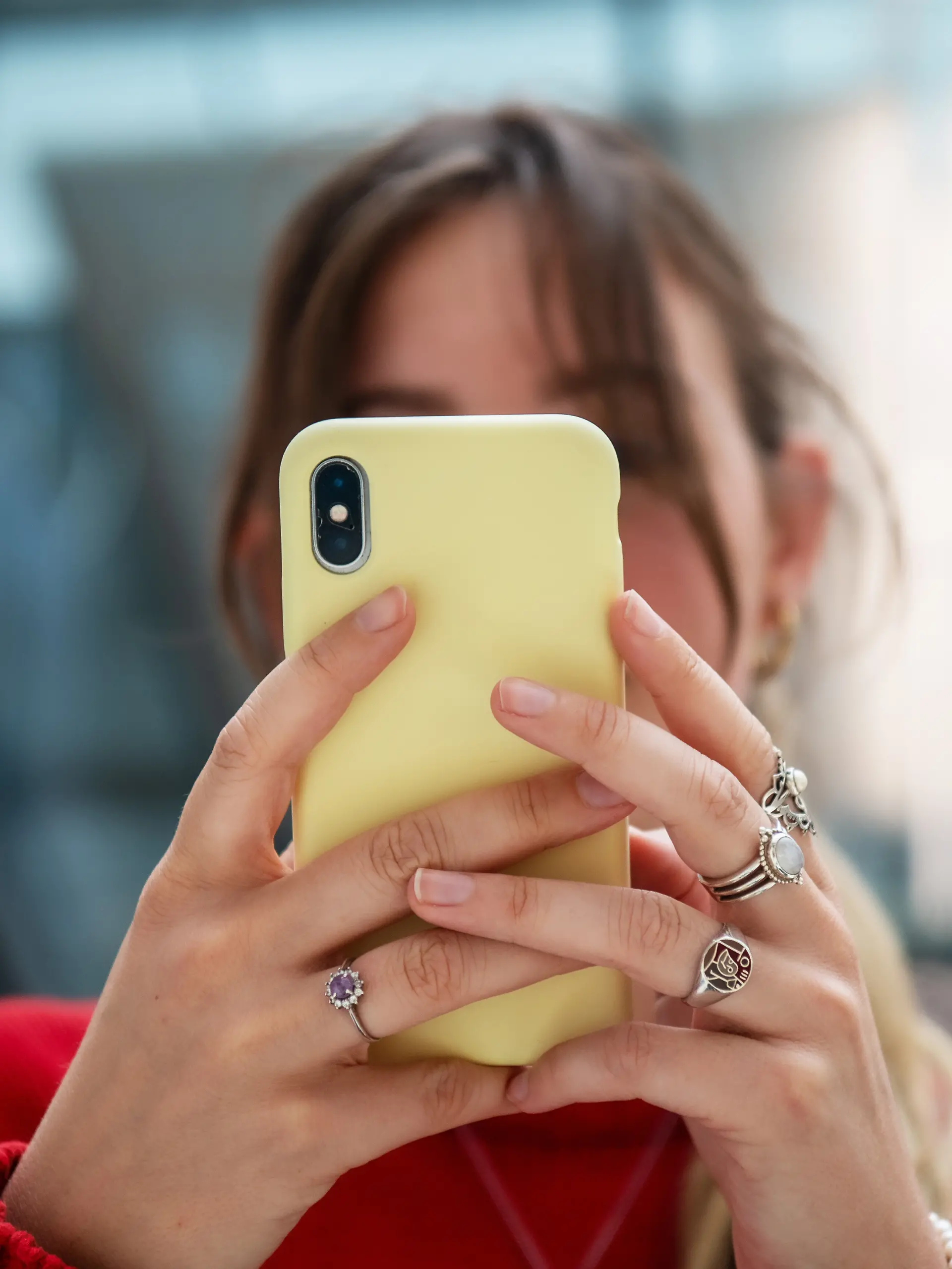 Ein junge Frau kommuniziert mit ihrem Mobiltelefon. Aufgenommen am 05.07.203 in Berlin