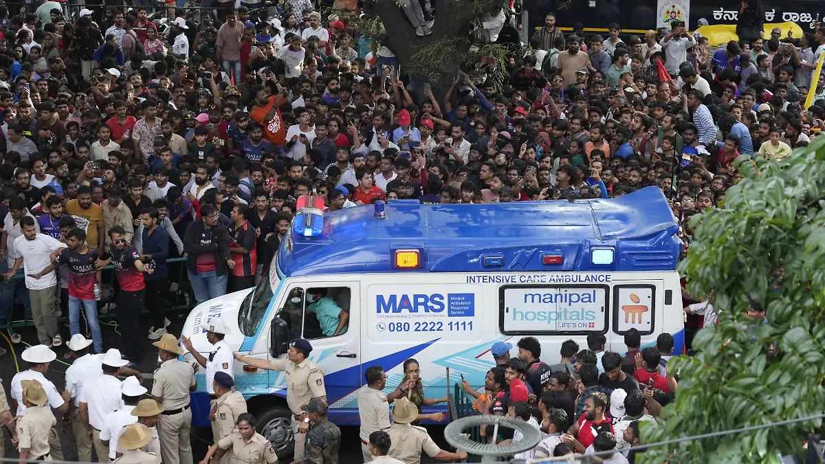 Ein Krankenwagen bahnt sich den Weg durch die Fan-Massen am Stadion.