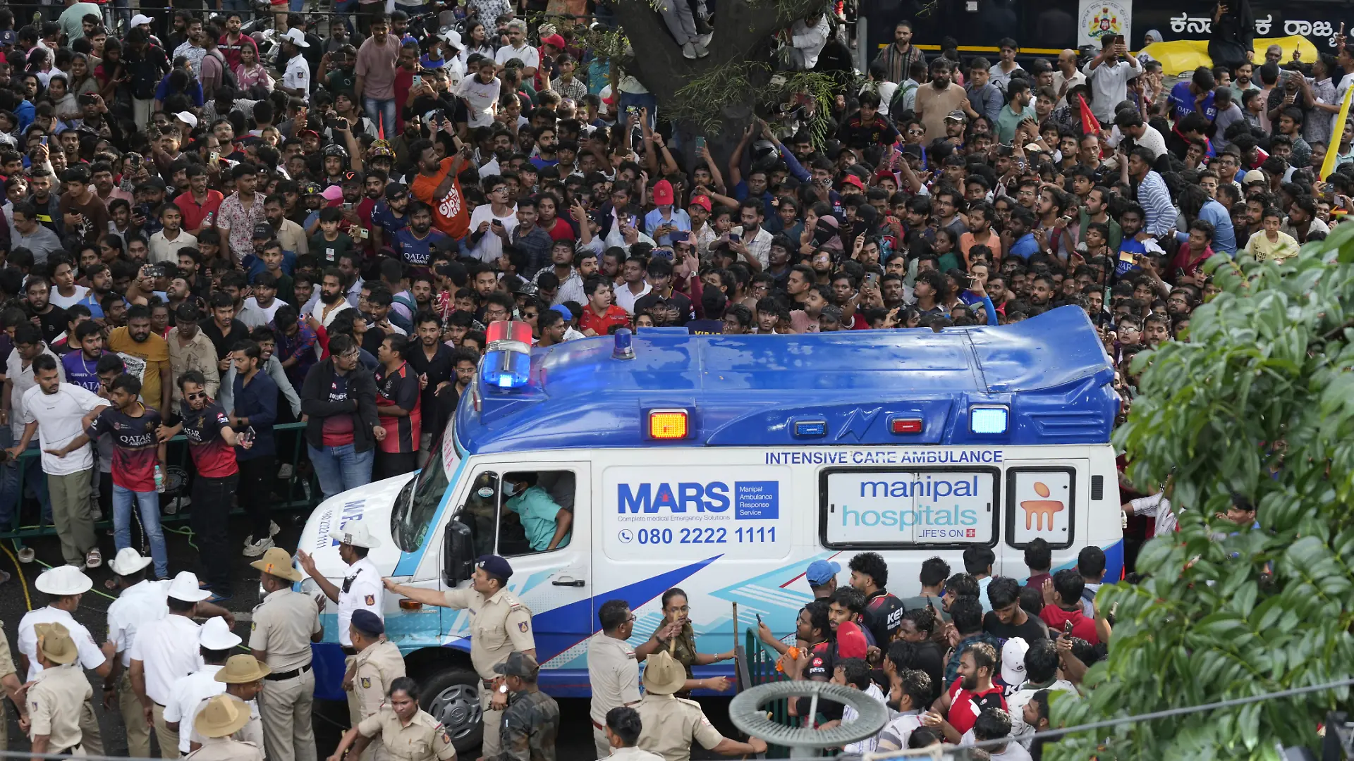 Ein Krankenwagen bahnt sich den Weg durch die Fan-Massen am Stadion.