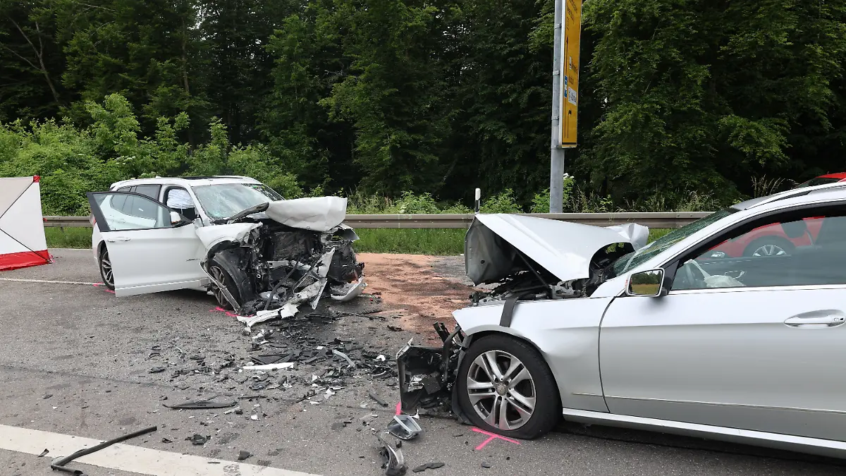 Zwei Unfallfahrzeuge stehen auf der Bundesstraße B31. Bei dem schweren Verkehrsunfall am Bodensee sind drei Menschen ums Leben gekommen. Drei weitere wurden nach Angaben der Polizei schwer verletzt. Ersten Erkenntnissen zufolge war ein Autofahrer am Nachmittag in einer Rechtskurve auf die Gegenfahrbahn geraten. In der Folge stieß er frontal gegen einen entgegenkommenden Wagen. In beiden Fahrzeugen saßen jeweils drei Insassen. 