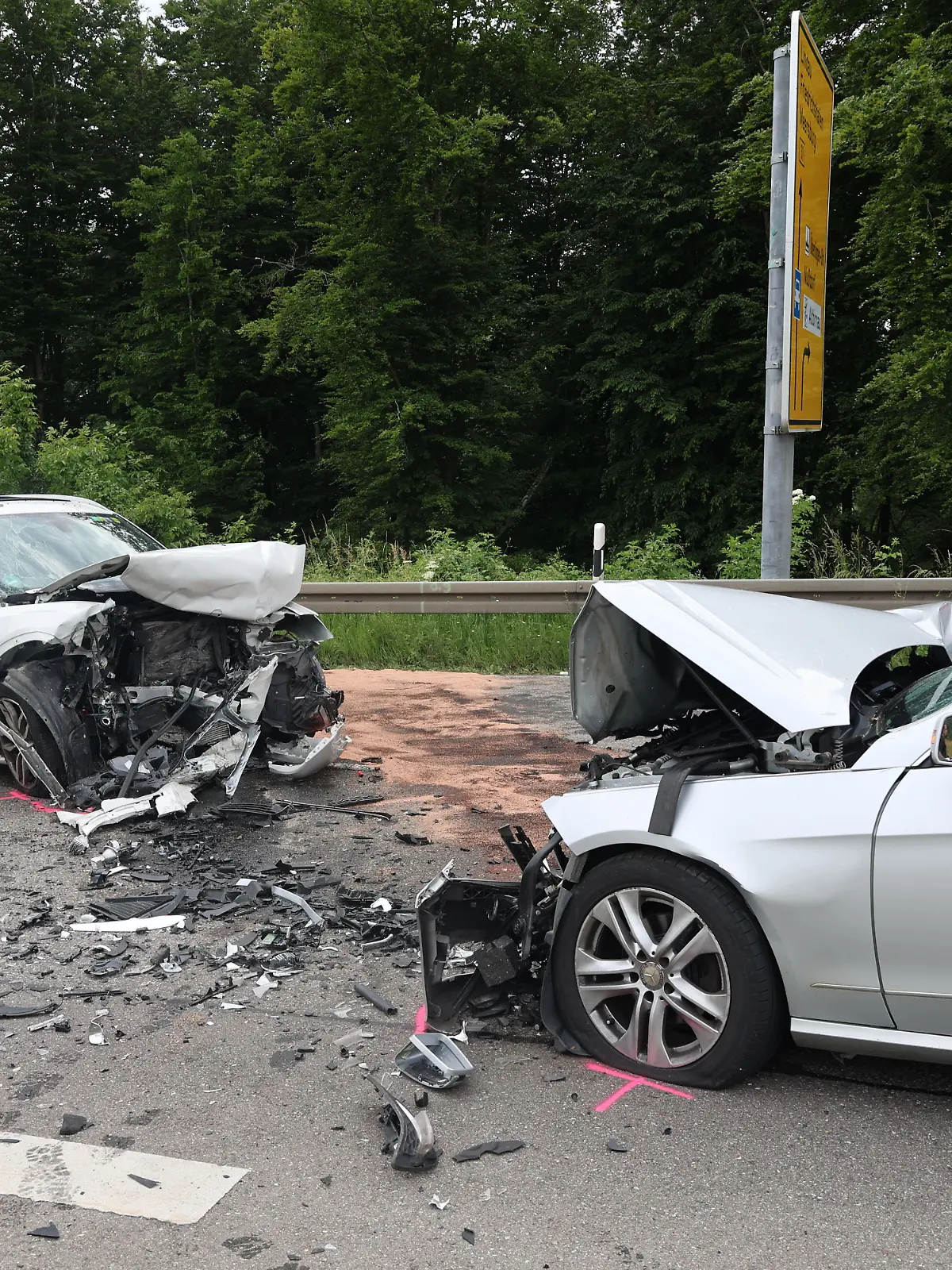 Zwei Unfallfahrzeuge stehen auf der Bundesstraße B31. Bei dem schweren Verkehrsunfall am Bodensee sind drei Menschen ums Leben gekommen. Drei weitere wurden nach Angaben der Polizei schwer verletzt. Ersten Erkenntnissen zufolge war ein Autofahrer am Nachmittag in einer Rechtskurve auf die Gegenfahrbahn geraten. In der Folge stieß er frontal gegen einen entgegenkommenden Wagen. In beiden Fahrzeugen saßen jeweils drei Insassen. 