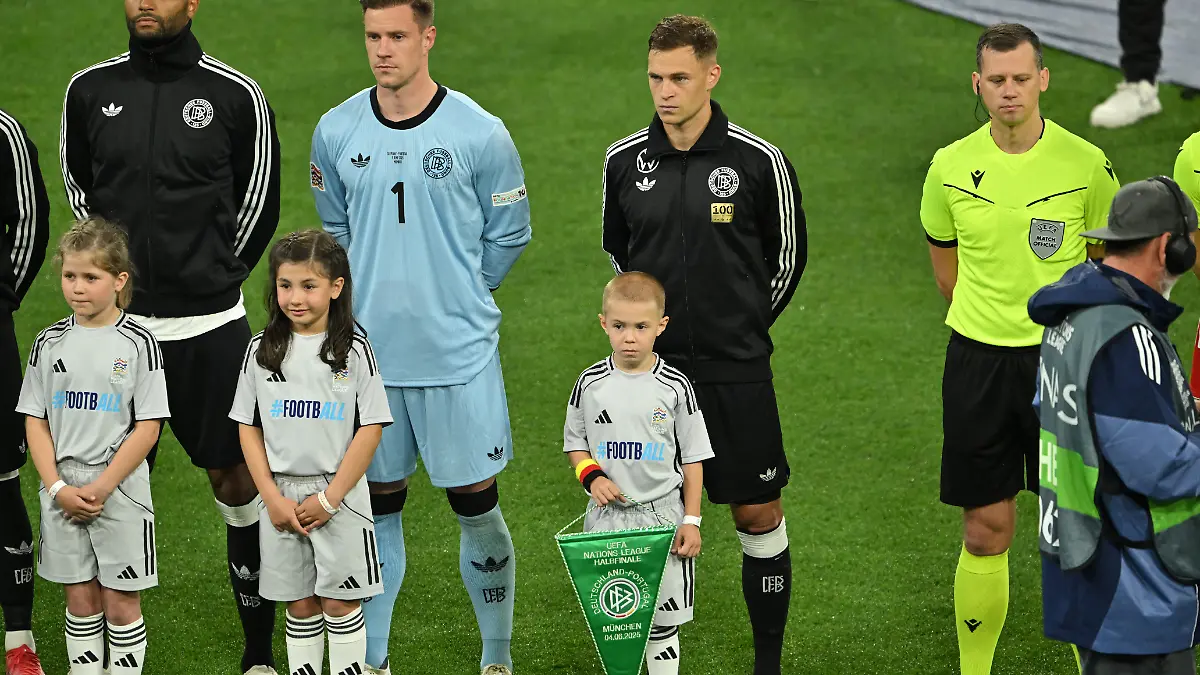 Joshua Kimmich von Deutschland steht vor seinem einhundertsten Länderspiel mit einem seiner Söhne auf dem Platz.