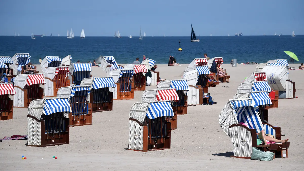 21.05.2020, Schleswig-Holstein, Lübeck-Travemünde: Nur wenige Strandkörbe sind am Strand an der Ostsee besetzt. Aufgrund der Abstandsregeln während der Corona-Pandemie stehen die Strandkörbe auch einige meterweit von einander entfernt. Foto: Daniel Bockwoldt/dpa +++ dpa-Bildfunk +++