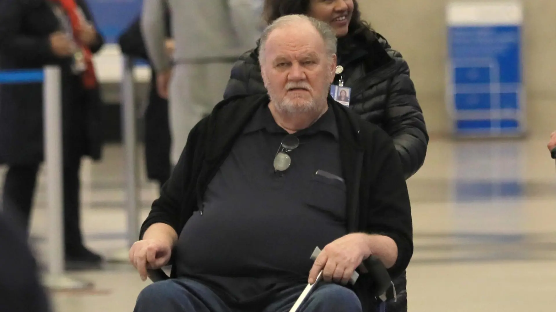 SONDERKONDITIONEN: MINDESTHONORAR: Los Angeles, CA - *EXCLUSIVE* - A frail looking Thomas Markle is mum on his daughter, Meghan Markle as he seen in a wheel chair as he catches a flight out of Los Angles with his son, Thomas Jr. on Tuesday.
The estranged father & brother of Meghan Markle were seen at LAX. Thomas Sr was seen being pushed in a wheel chair while he held his trusty cane. The elder Markle has seemingly been staying away from the drama surrounding his famous daughter and the royal family as he focuses on his health after suffering a stroke last spring. Markle who never shied away from speaking out against his daughter in recent years issued a terse No Comment when asked about Meghan and how his health was.
Pictured: Thomas Markle, Thomas Markle Jr.
BACKGRID USA 22 MARCH 2023
BYLINE MUST READ: LionsShareNews / BACKGRID