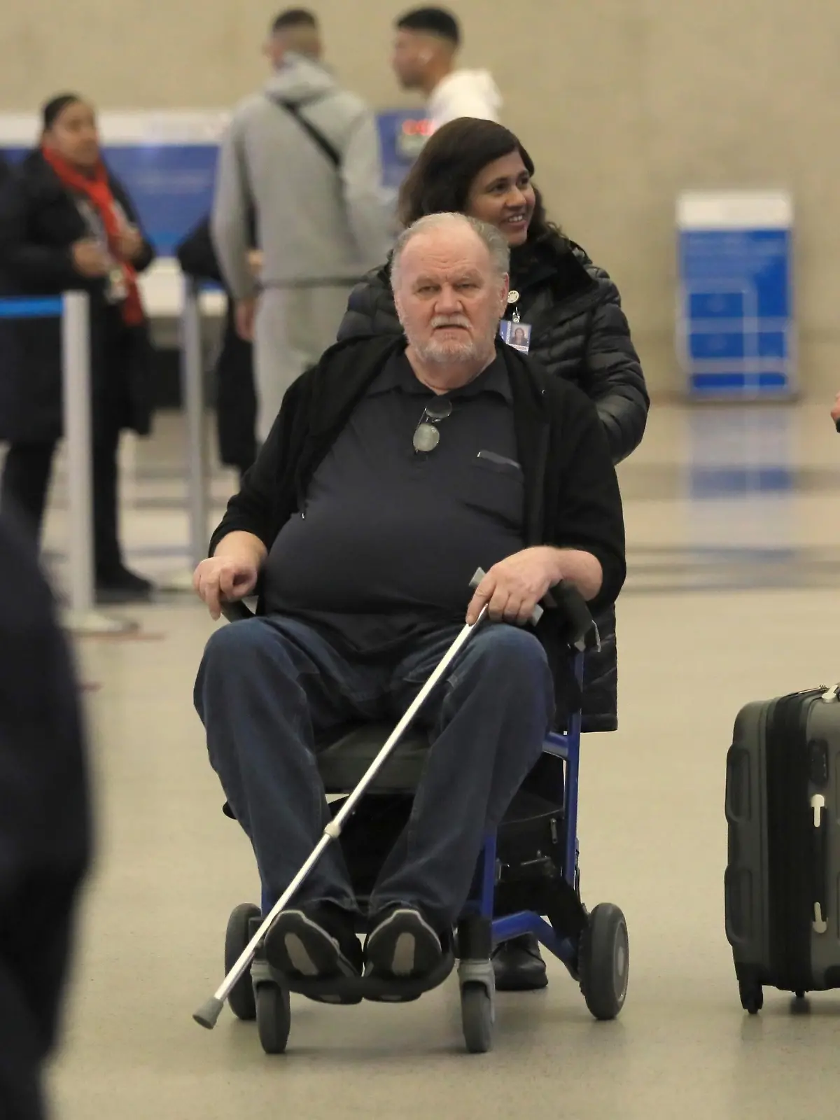 SONDERKONDITIONEN: MINDESTHONORAR: Los Angeles, CA - *EXCLUSIVE* - A frail looking Thomas Markle is mum on his daughter, Meghan Markle as he seen in a wheel chair as he catches a flight out of Los Angles with his son, Thomas Jr. on Tuesday.
The estranged father & brother of Meghan Markle were seen at LAX. Thomas Sr was seen being pushed in a wheel chair while he held his trusty cane. The elder Markle has seemingly been staying away from the drama surrounding his famous daughter and the royal family as he focuses on his health after suffering a stroke last spring. Markle who never shied away from speaking out against his daughter in recent years issued a terse No Comment when asked about Meghan and how his health was.
Pictured: Thomas Markle, Thomas Markle Jr.
BACKGRID USA 22 MARCH 2023 
BYLINE MUST READ: LionsShareNews / BACKGRID


