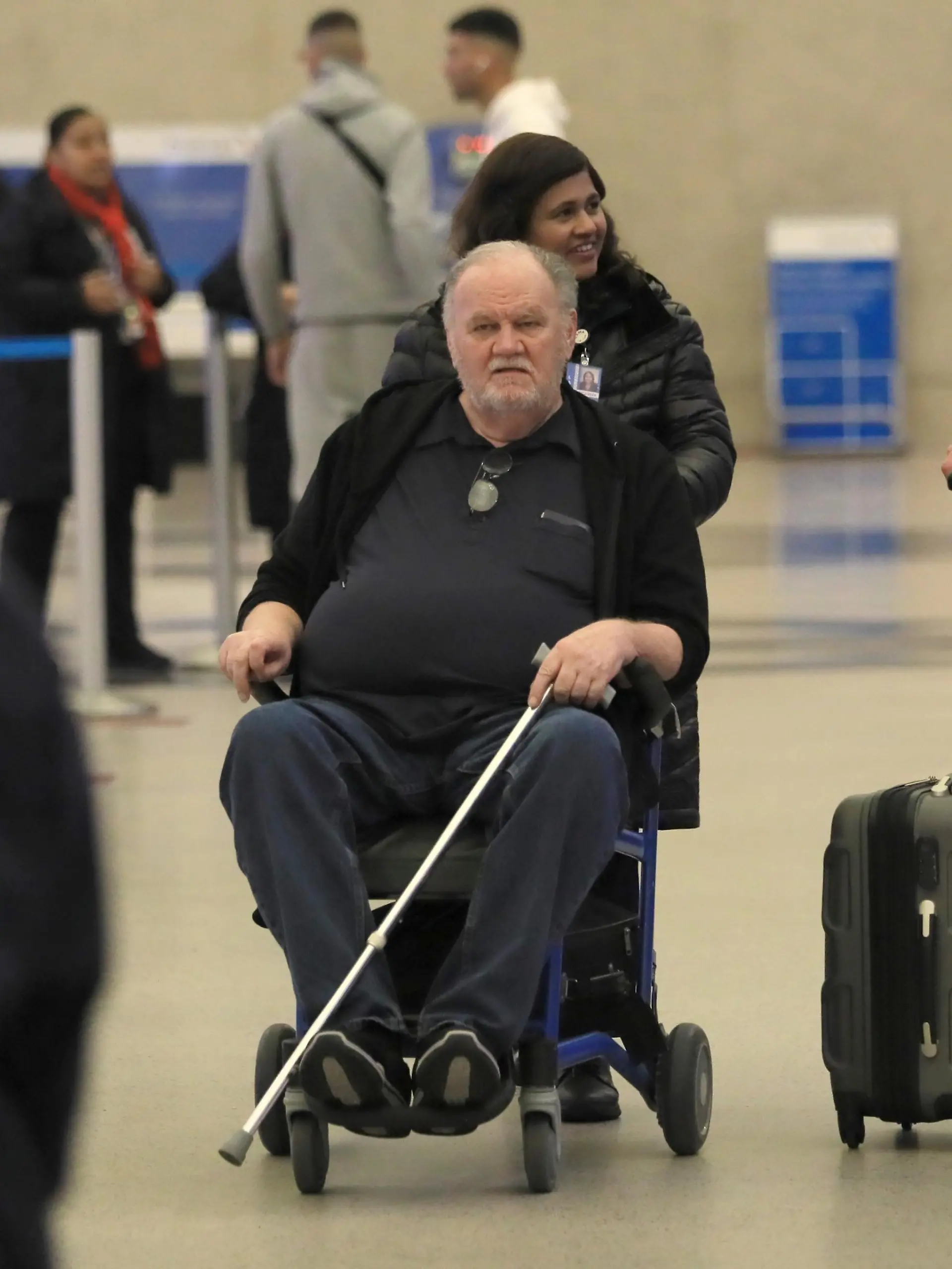 SONDERKONDITIONEN: MINDESTHONORAR: Los Angeles, CA - *EXCLUSIVE* - A frail looking Thomas Markle is mum on his daughter, Meghan Markle as he seen in a wheel chair as he catches a flight out of Los Angles with his son, Thomas Jr. on Tuesday.
The estranged father & brother of Meghan Markle were seen at LAX. Thomas Sr was seen being pushed in a wheel chair while he held his trusty cane. The elder Markle has seemingly been staying away from the drama surrounding his famous daughter and the royal family as he focuses on his health after suffering a stroke last spring. Markle who never shied away from speaking out against his daughter in recent years issued a terse No Comment when asked about Meghan and how his health was.
Pictured: Thomas Markle, Thomas Markle Jr.
BACKGRID USA 22 MARCH 2023 
BYLINE MUST READ: LionsShareNews / BACKGRID


