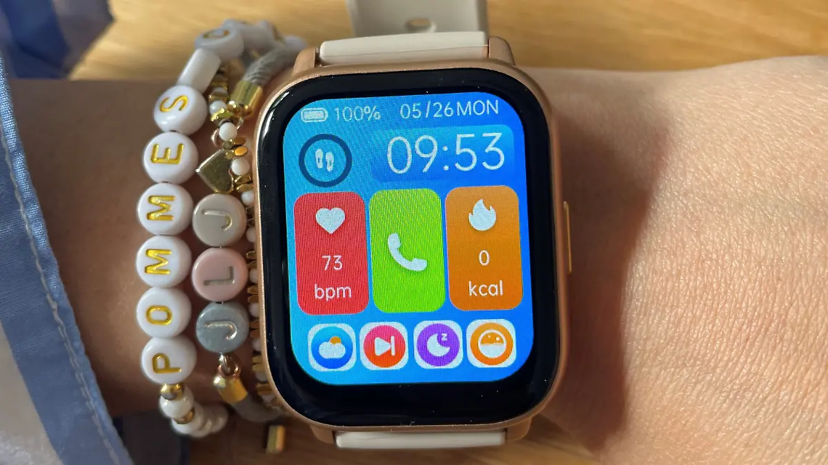 Redakteurin trägt Smartwatch am Handgelenk
