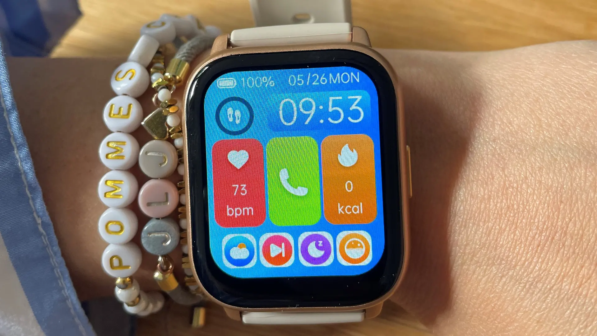 Redakteurin trägt Smartwatch am Handgelenk