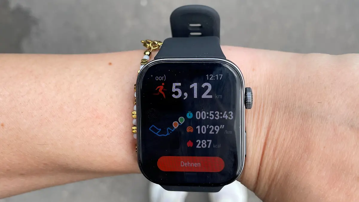 Redakteurin schuat nach dem Lauf auf ihre Smartwatch um die Laufstrecke zu überprüfen.