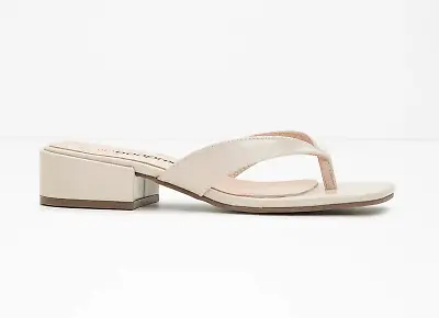 Zehenstegpantolette in Beige