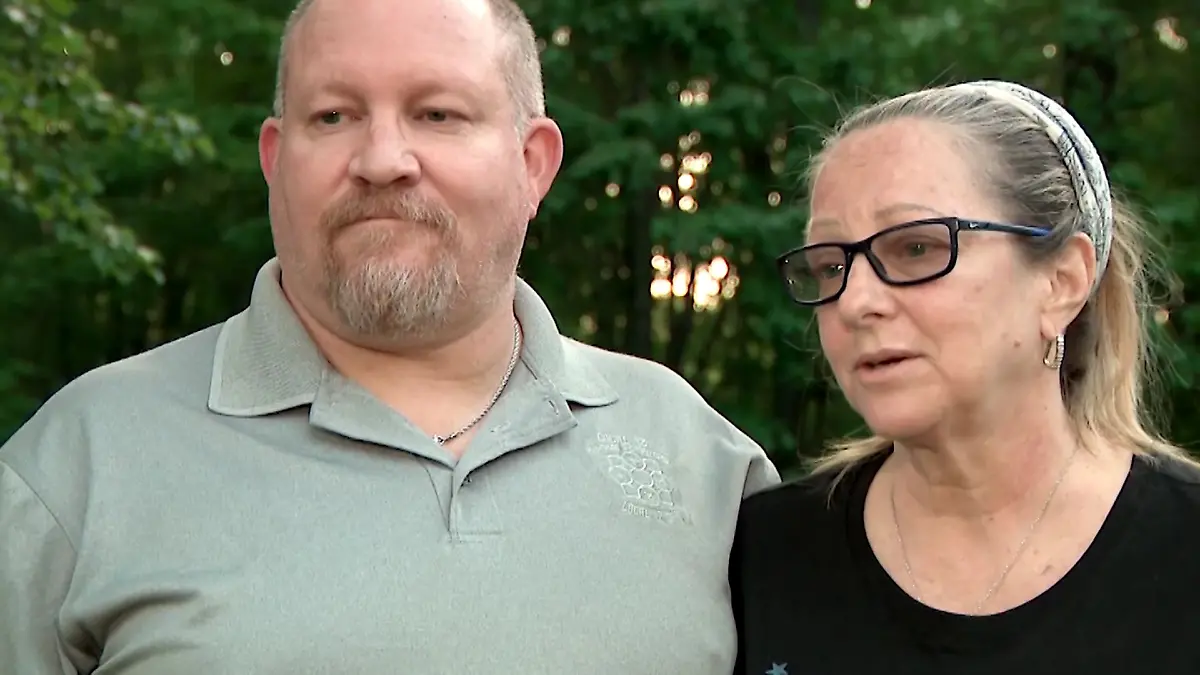 Alicias Mutter Cathleen Collins wird beim Interview mit dem amerikanischen TV-Sender CNN von einem Familienmitglied gestützt.