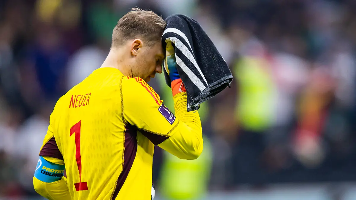 ARCHIV - 01.12.2022, Katar, Al-Chaur: Fußball: WM, Costa Rica - Deutschland, Vorrunde, Gruppe E, 3. Spieltag, Al-Bait Stadion, Deutschlands Torwart Manuel Neuer reagiert unzufrieden. Einen Rücktritt schließt der derzeit verletzte Keeper aus. (zu dpa: «Neuer schließt Rücktritt aus - Kritik für Tapalovic-Rauswurf») Foto: Tom Weller/dpa +++ dpa-Bildfunk +++