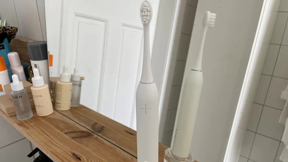 Die Wondersmile Schallzahnbürste beim Aufladen. 
