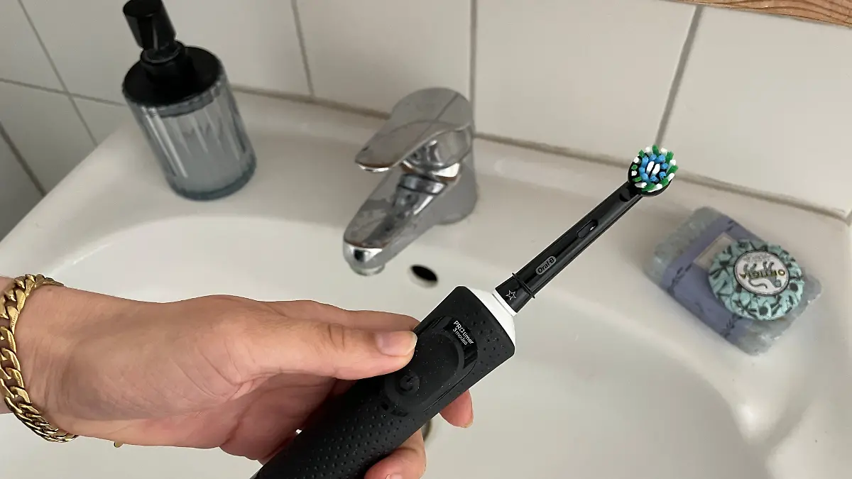 Die Oral-B Vitality Pro im Gebrauch. 