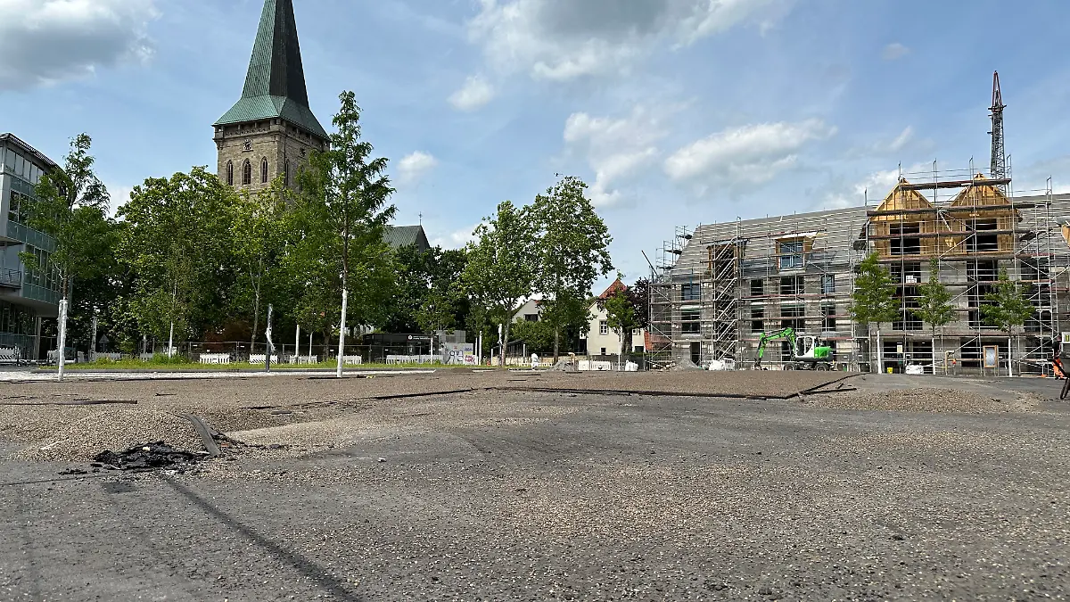 Am Ledenhof in Osnabrück dominiert grauer Asphalt die Platzgestaltung