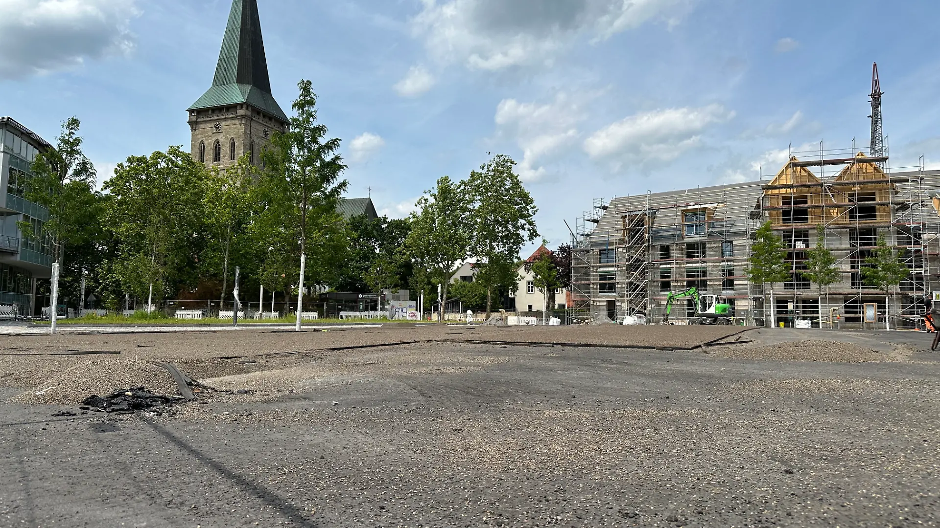 Am Ledenhof in Osnabrück dominiert grauer Asphalt die Platzgestaltung