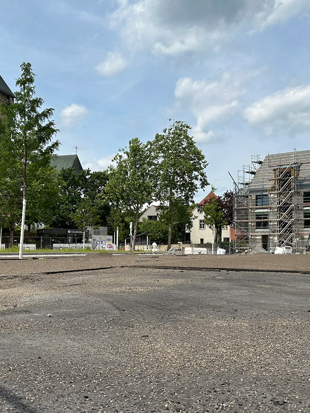 Am Ledenhof in Osnabrück dominiert grauer Asphalt die Platzgestaltung