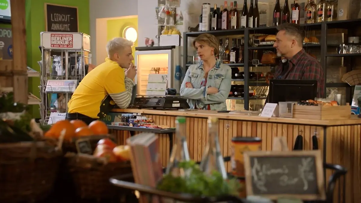 Michi und Yvonne bereiten sich auf ihren Schlagerwettbewerb vor. 