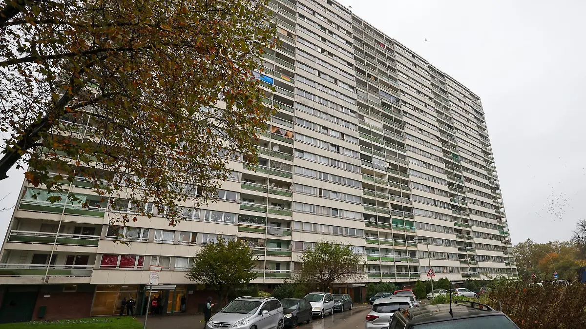 Meldekontrolle durch verschiedene Behörden am Problem-Hochhaus «Weißer Riese» im Stadtteil Homberg,