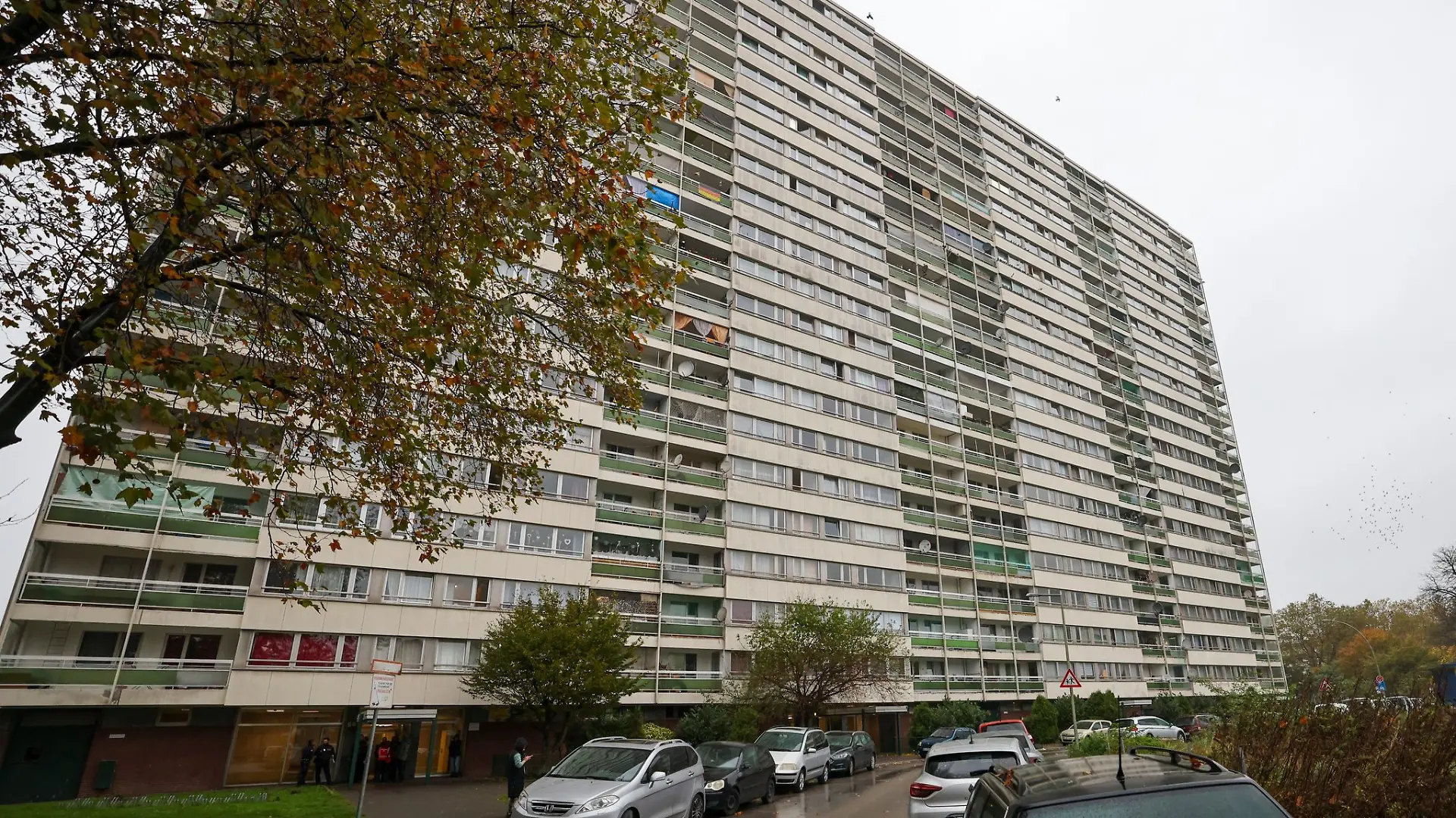 Meldekontrolle durch verschiedene Behörden am Problem-Hochhaus «Weißer Riese» im Stadtteil Homberg,