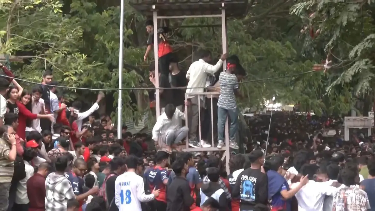 Massenpanik am Stadion! Mehrere Tote bei Meisterfeier in Indien Augenzeuge spricht über Desaster