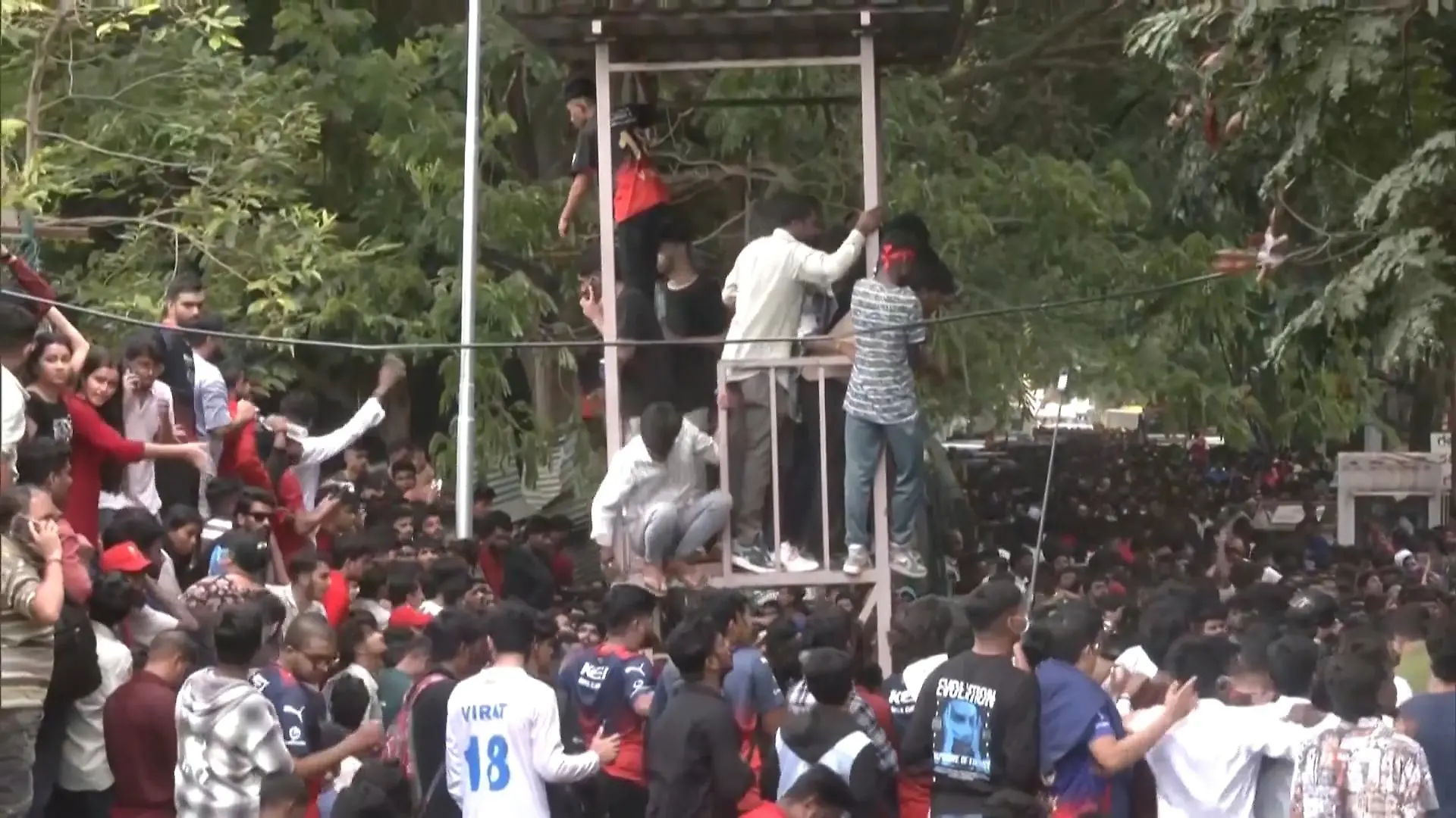 Massenpanik am Stadion! Mehrere Tote bei Meisterfeier in Indien Augenzeuge spricht über Desaster